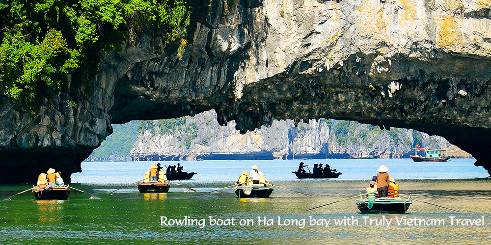 Rowling boat Ha Long bay